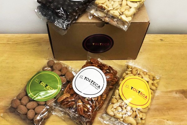 Caja de botanas gourmet Nuez de la India, Nuez Pecanera. Almendras cubiertas de Cocoa y café cubiertos chocolate